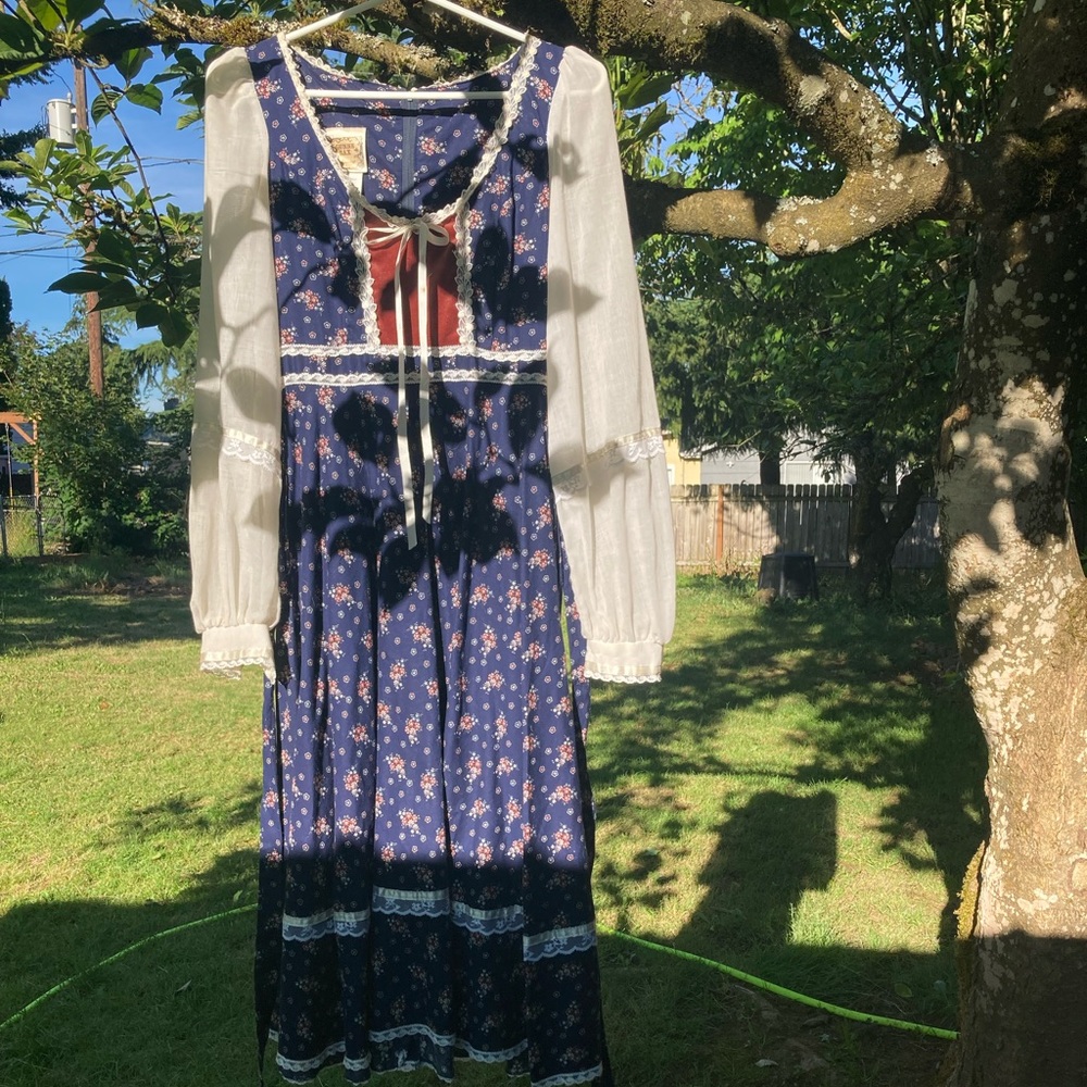 Gunne Sax by Jessica, size 7. Vibrant colors, minimal wear and tear.